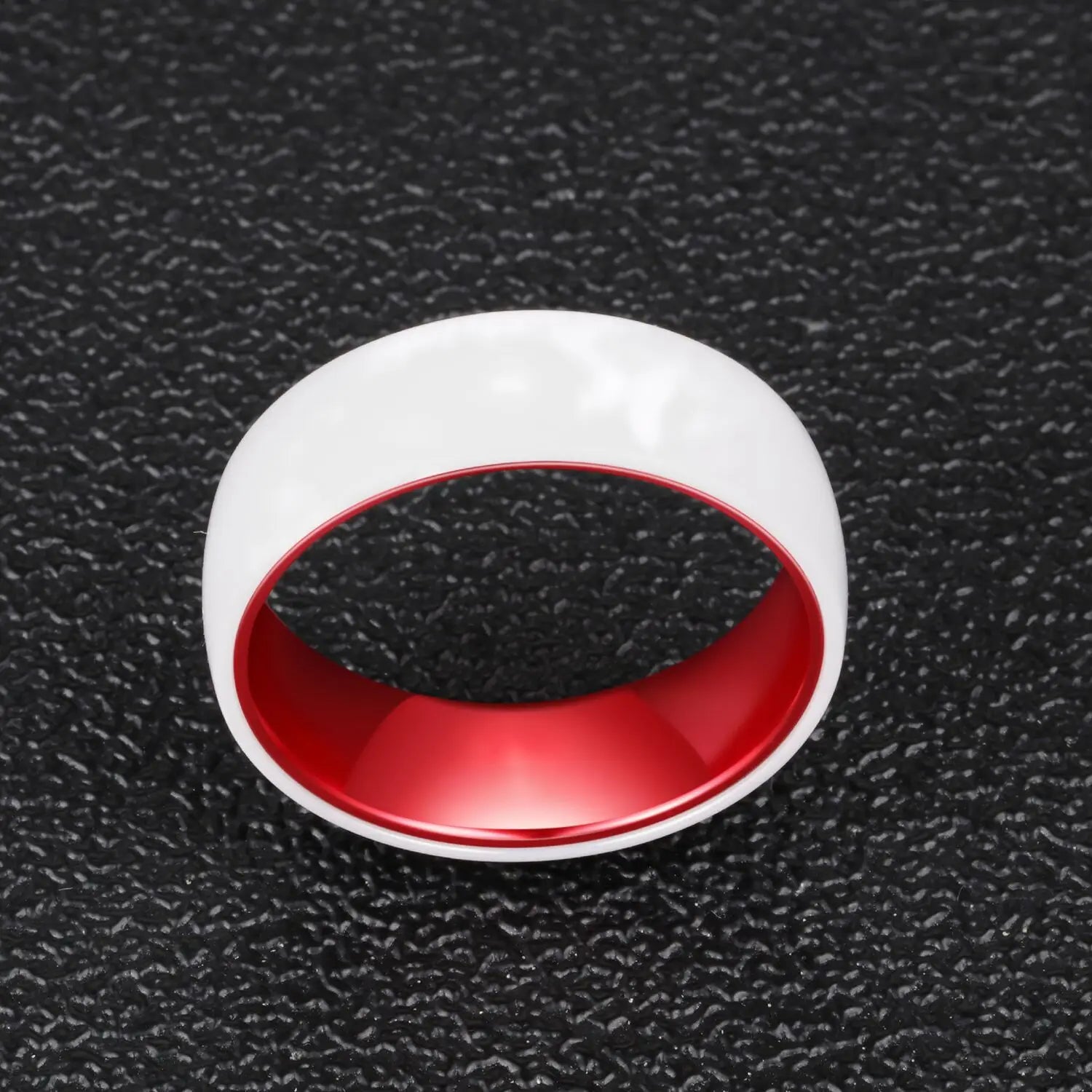 Bague en céramique blanche et rouge, vue de face