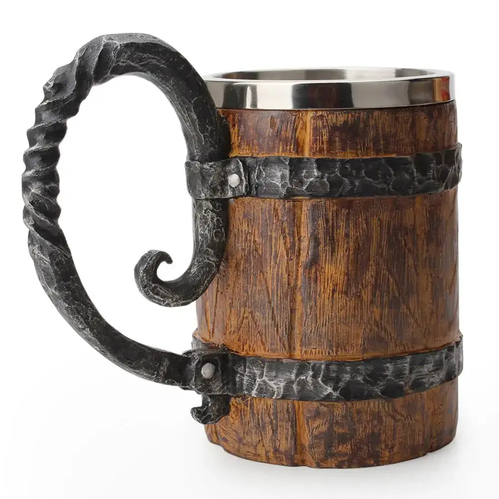 Chope à bière viking en bois avec anse sculptée