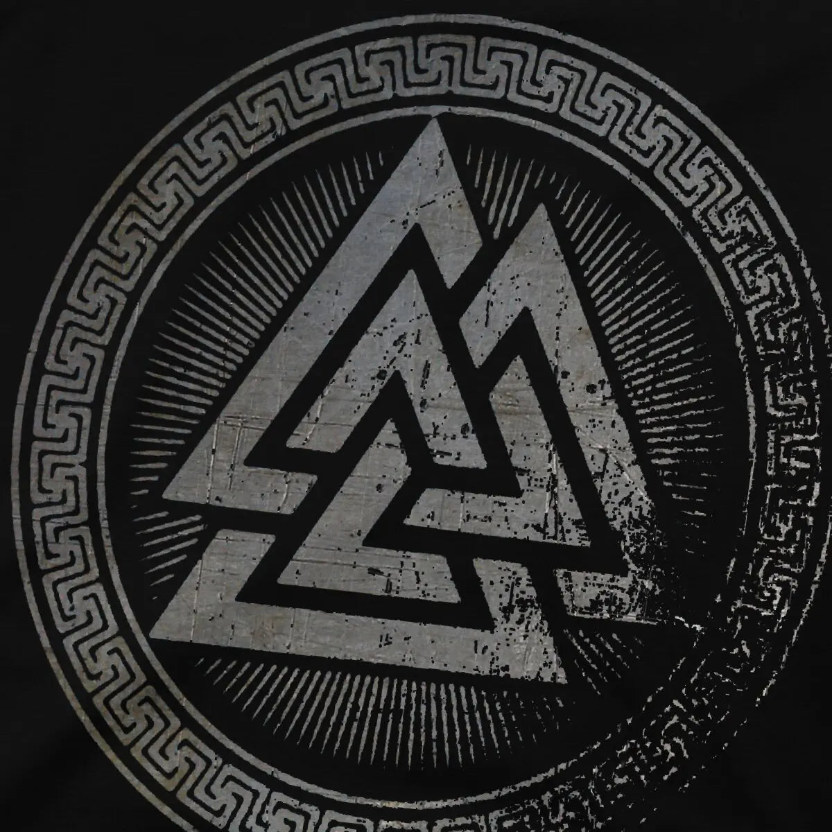 Gros plan du motif Valknut sur T-Shirt noir