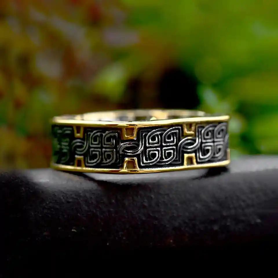 Bague Dvalin dorée avec motifs celtiques gravés