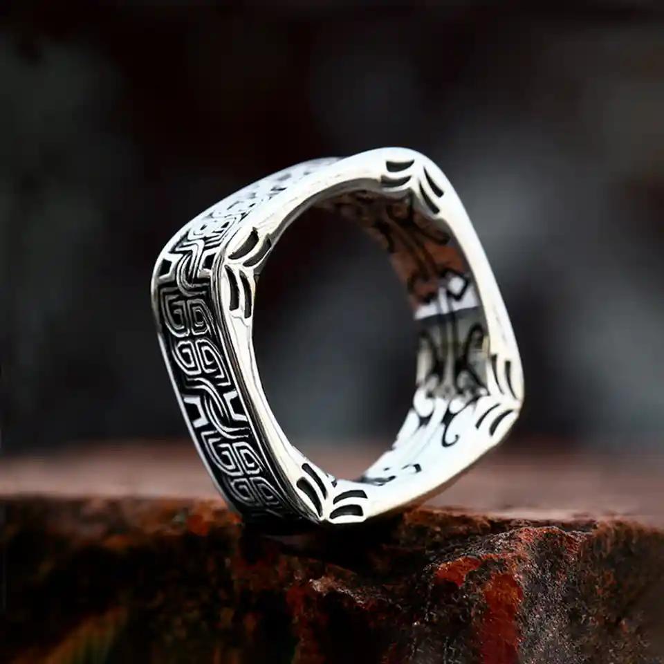 Bague Dvalin argentée avec motifs vikings gravés