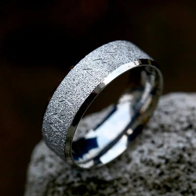 Bague argentée avec texture givrée et runes