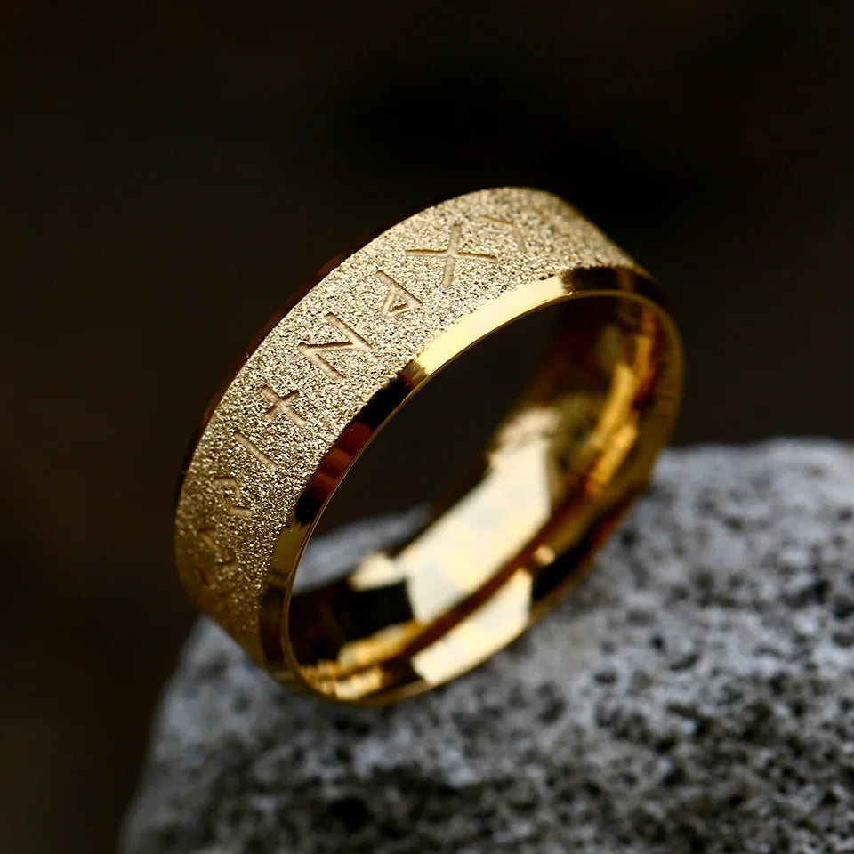 Bague dorée avec gravure runique