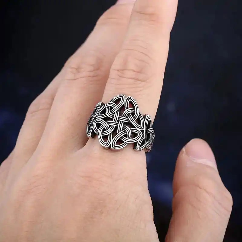 Bague Noeud Celtique en argent portée au doigt