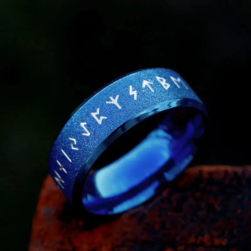 Bague bleue gravée de runes mystiques