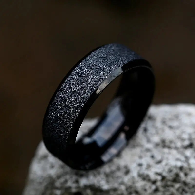 Bague noire avec texture givrée et runes