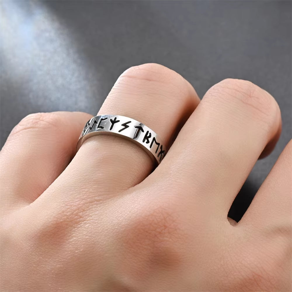 Bague Viking en acier argenté portée au doigt