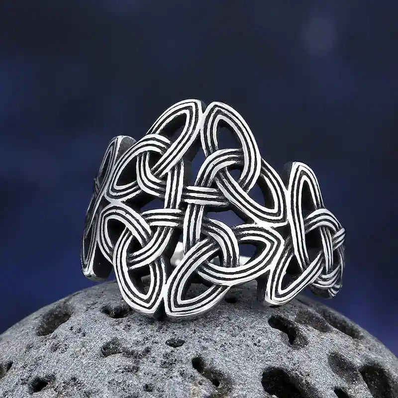 Bague Noeud Celtique en argent sur fond bleu