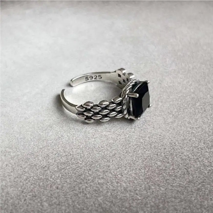 Bague "Sigrdrífa" – Éclat Noir Viking en Argent Sterling 925 Ajustable